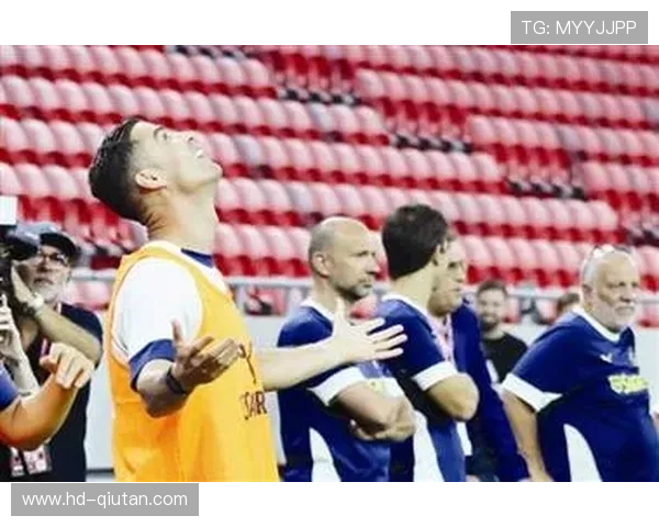 C罗罢赛事件持续发酵，球迷高举姓名牌表达支持立场